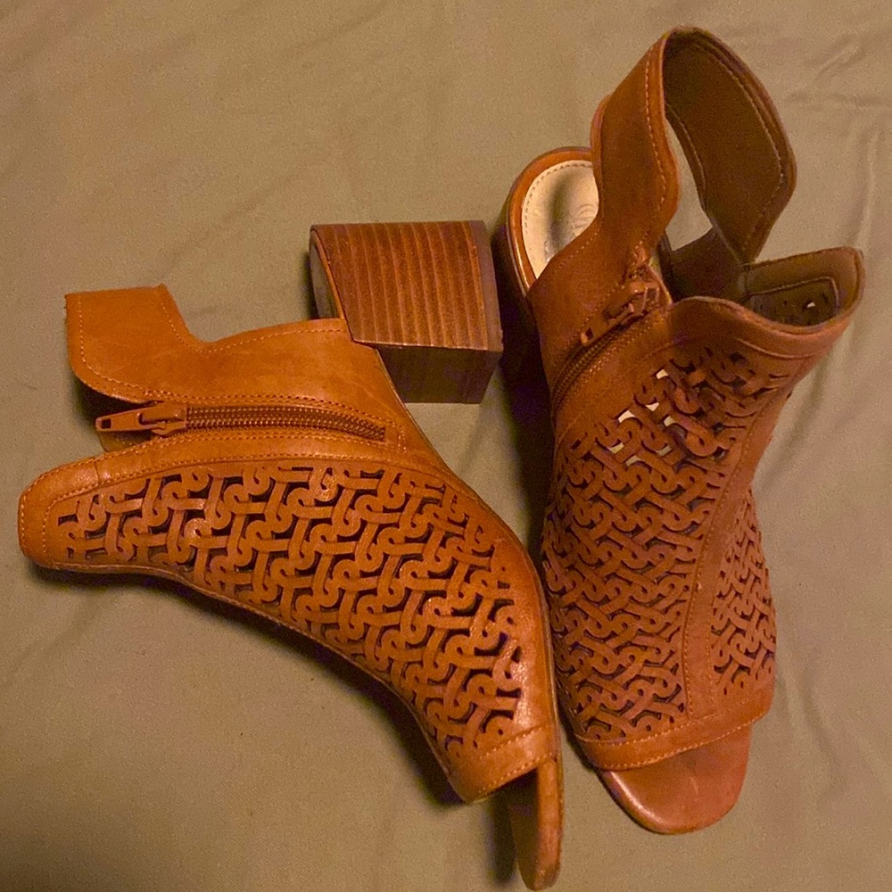 Vince Camuto Sternat Peep toe Sz 5.5